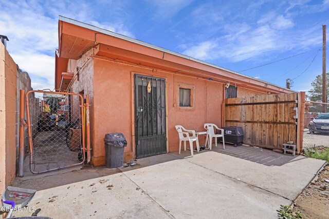 204 Ruth St, Anthony, NM 88021 - back of house featuring a gate, stucco siding, and a patio area