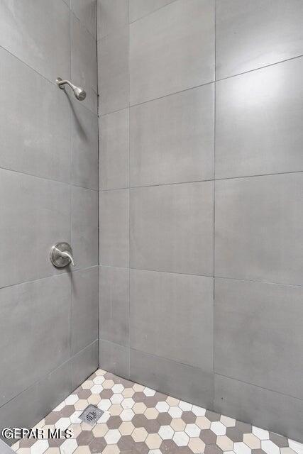 11860 Jim Ferriell Dr, El Paso, TX 79936 - bathroom with a tile shower