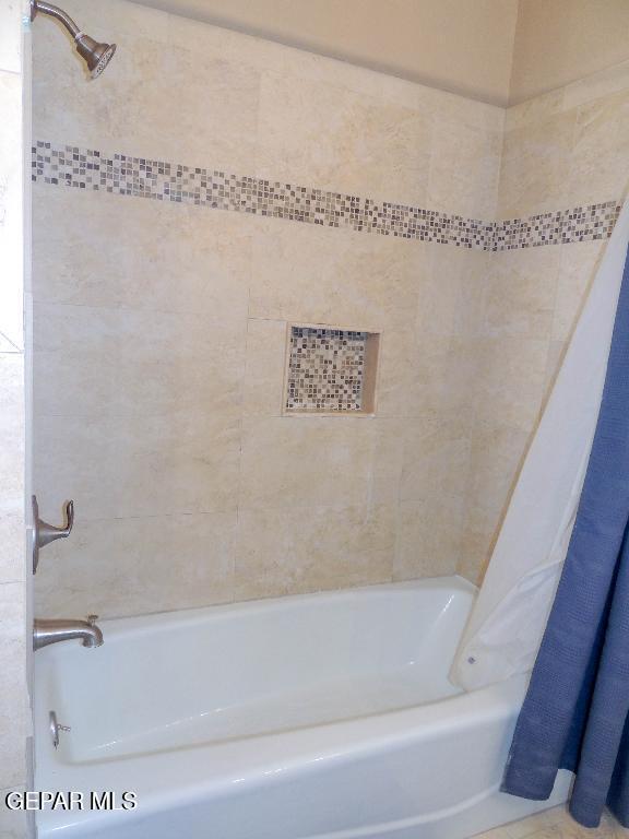 10945 Gary Player Dr, El Paso, TX 79935 - bathroom with shower / bath combo