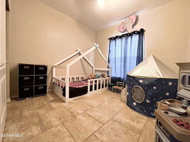 632 Manzanilla Pl, El Paso, TX 79928 - bedroom featuring vaulted ceiling