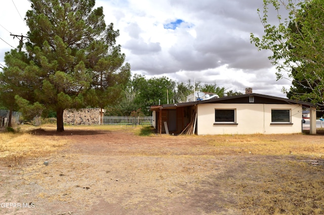 7556 N Loop Dr, El Paso, TX 79915 - view of side of home featuring stucco siding