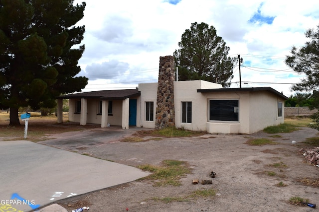 7556 N Loop Dr, El Paso, TX 79915 - view of front of house with stucco siding and driveway