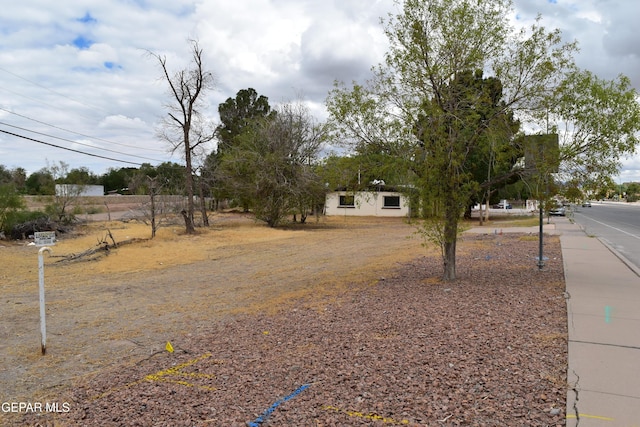 7556 N Loop Dr, El Paso, TX 79915 - view of yard