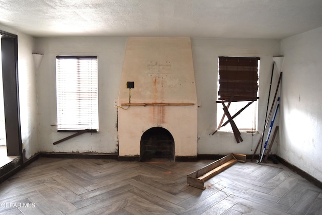 7556 N Loop Dr, El Paso, TX 79915 - unfurnished living room with baseboards