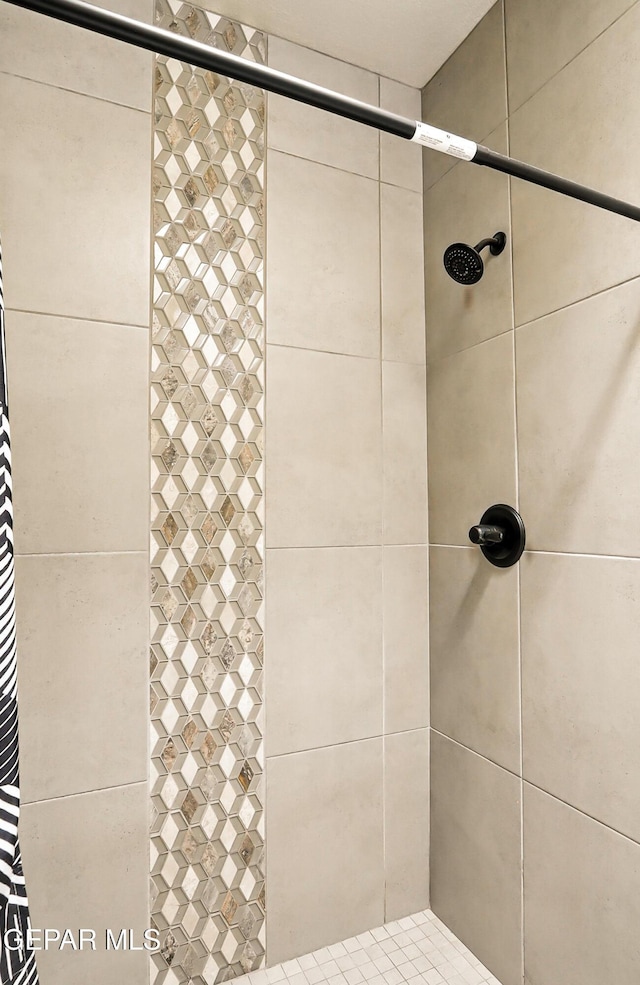 14512 Dominic Azcarate Dr, El Paso, TX 79938 - bathroom with a tile shower