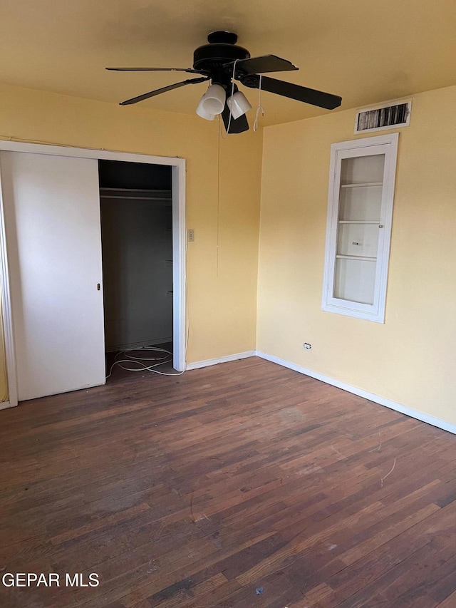 1118 N Laurel St, El Paso, TX 79902 - unfurnished bedroom with dark wood-style floors, a closet, and ceiling fan