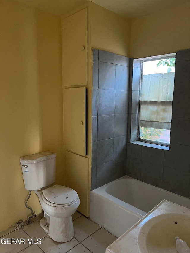 1118 N Laurel St, El Paso, TX 79902 - bathroom featuring tile patterned flooring and a bathtub