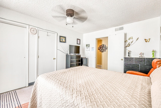 11581 Valle Verde Rd, Socorro, TX 79927 - bedroom featuring a textured ceiling, a ceiling fan, and a closet