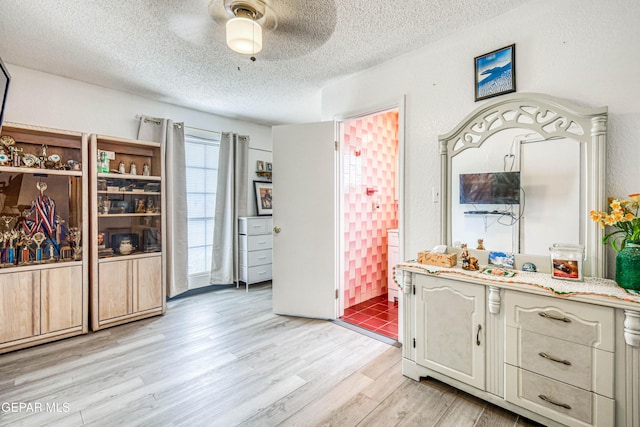 11581 Valle Verde Rd, Socorro, TX 79927 - bar with a textured ceiling, light wood-style flooring, and ceiling fan