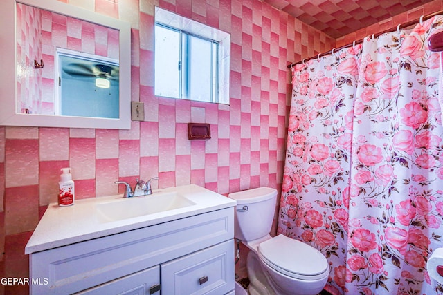 11581 Valle Verde Rd, Socorro, TX 79927 - bathroom featuring vanity, a shower with curtain, and wallpapered walls