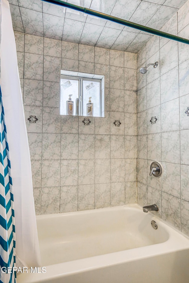 11581 Valle Verde Rd, Socorro, TX 79927 - full bath featuring shower / bathtub combination with curtain
