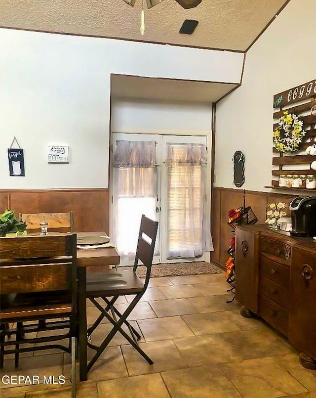 1624 Vinton Rd, Anthony, NM 88021 - dining room featuring wainscoting and a textured ceiling