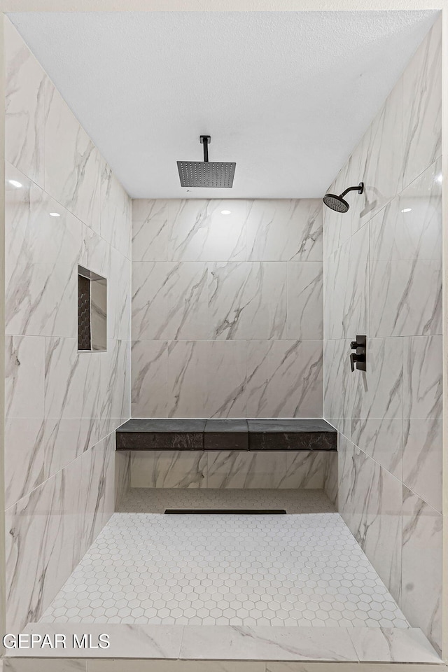 8921 Gemotes Pl, El Paso, TX 79907 - full bath featuring a tile shower and a textured ceiling