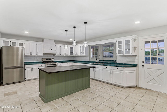 8921 Gemotes Pl, El Paso, TX 79907 - kitchen with stainless steel appliances, backsplash, white cabinets, and recessed lighting