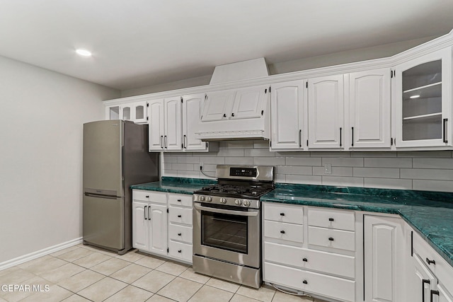 8921 Gemotes Pl, El Paso, TX 79907 - kitchen with appliances with stainless steel finishes, dark countertops, decorative backsplash, and white cabinetry