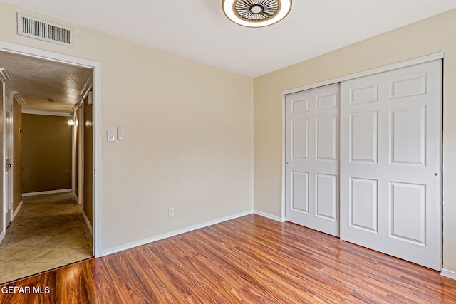 3417 Thomason Ave, El Paso, TX 79904 - unfurnished bedroom with light wood-type flooring and a closet