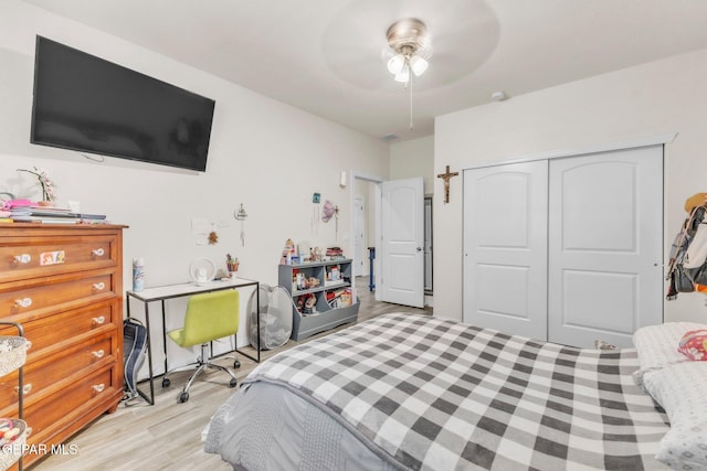 237 Gonzalo Cir, El Paso, TX 79932 - bedroom featuring a closet, light wood-style floors, and a ceiling fan