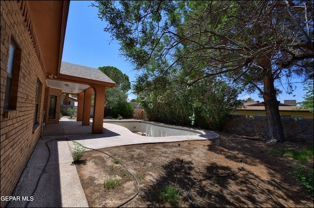 712 Rena Mae Ct, Las Cruces, NM 88005 - fenced backyard featuring a patio and an empty pool