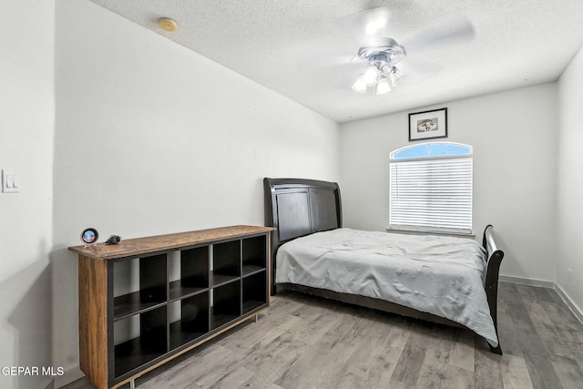 12301 Tierra Limpa Dr, El Paso, TX 79938 - bedroom with light wood-type flooring, a textured ceiling, and a ceiling fan