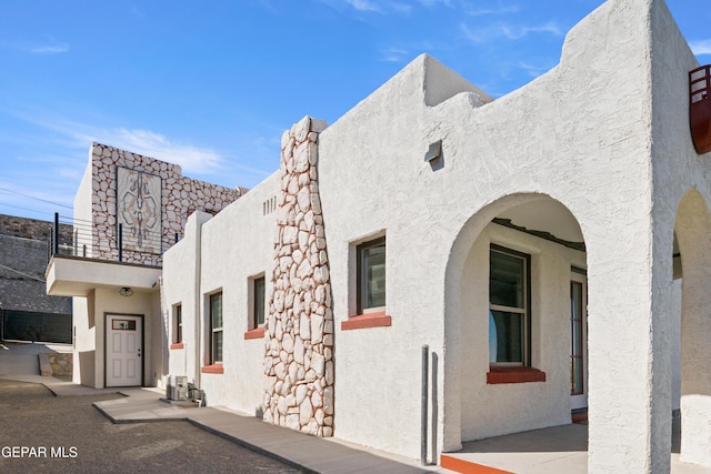 1531 E Rio Grande Ave, El Paso, TX 79902 - view of front facade featuring stucco siding and a balcony