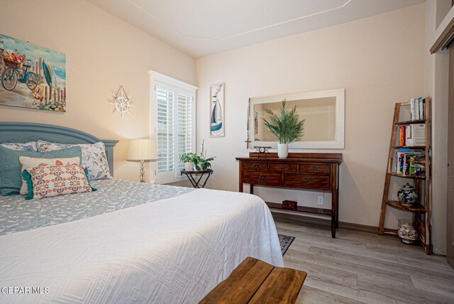 7317 Kiowa Creek Dr, El Paso, TX 79911 - bedroom featuring wood finished floors and baseboards