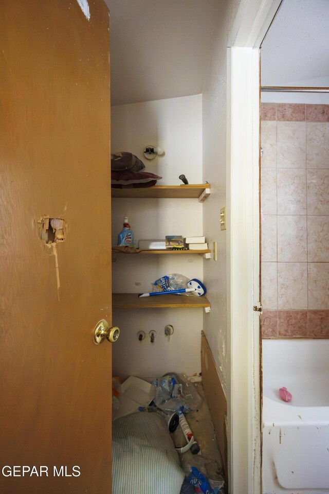 123 Marquita Ln, El Paso, TX 79915 - full bathroom featuring a tub to relax in