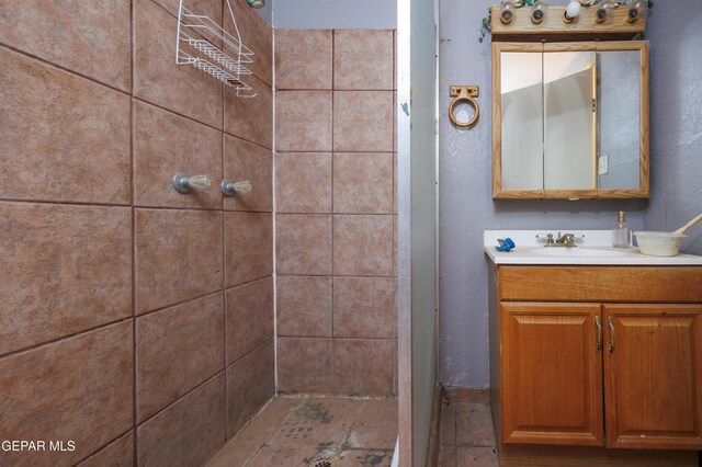 123 Marquita Ln, El Paso, TX 79915 - full bath featuring a tile shower and vanity