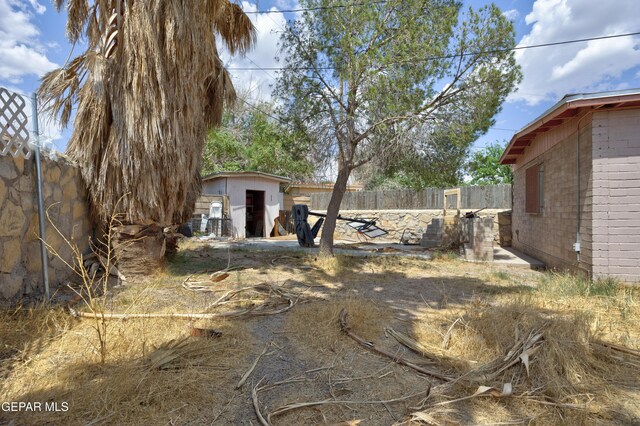 123 Marquita Ln, El Paso, TX 79915 - view of yard featuring a storage shed