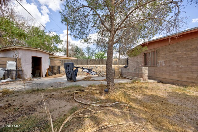 123 Marquita Ln, El Paso, TX 79915 - view of yard with an outbuilding
