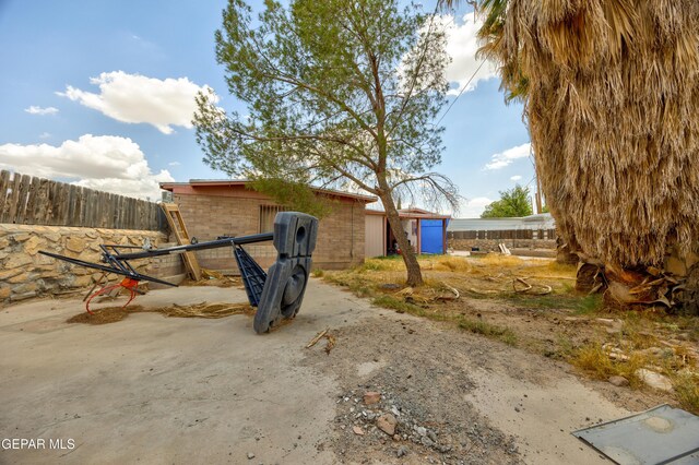 123 Marquita Ln, El Paso, TX 79915 - view of yard featuring a storage shed