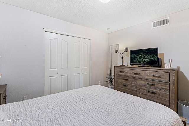 700 Milton Henry Ave, El Paso, TX 79932 - bedroom with a closet and a textured ceiling