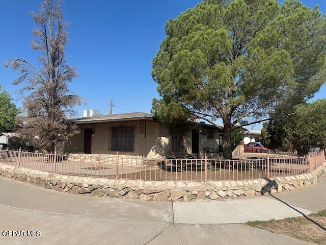 7190 Fatima Ave, El Paso, TX 79915 - obstructed view of property featuring a fenced front yard
