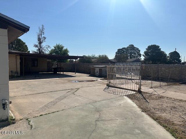 7190 Fatima Ave, El Paso, TX 79915 - view of patio / terrace featuring driveway, a carport, and a gate