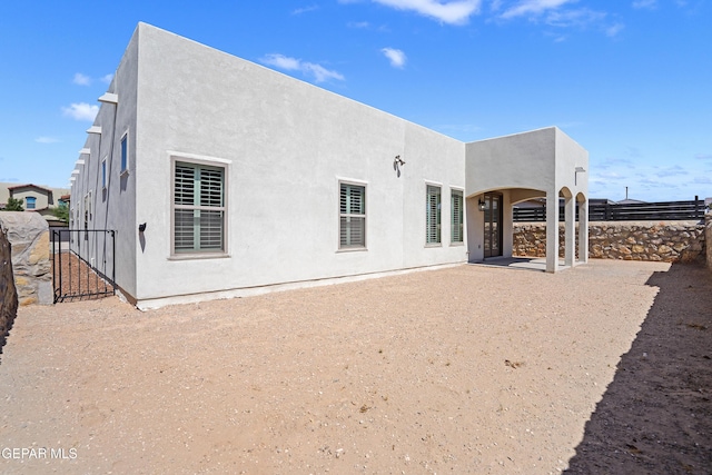 912 Malven Pl, El Paso, TX 79928 - back of property with stucco siding and a gate