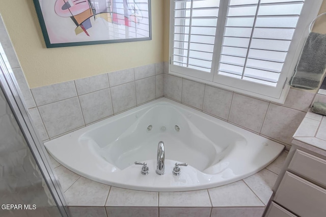 6316 Franklin Red Dr, El Paso, TX 79912 - full bath featuring a whirlpool tub