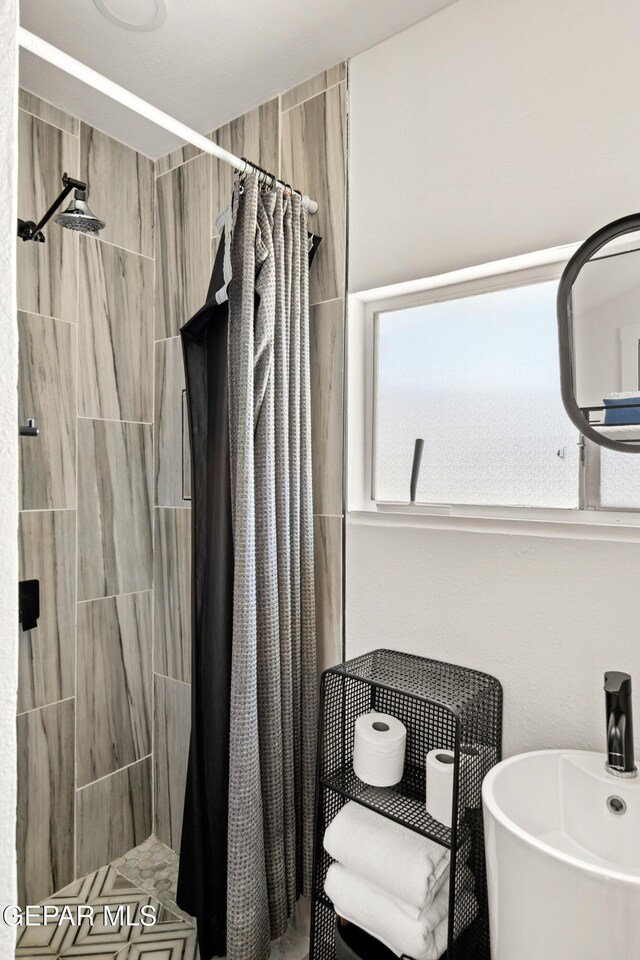 721 Mesita Dr, El Paso, TX 79902 - bathroom with a shower stall