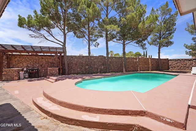 2072 Pueblo Nuevo Cir, El Paso, TX 79936 - view of swimming pool with a fenced backyard and a patio
