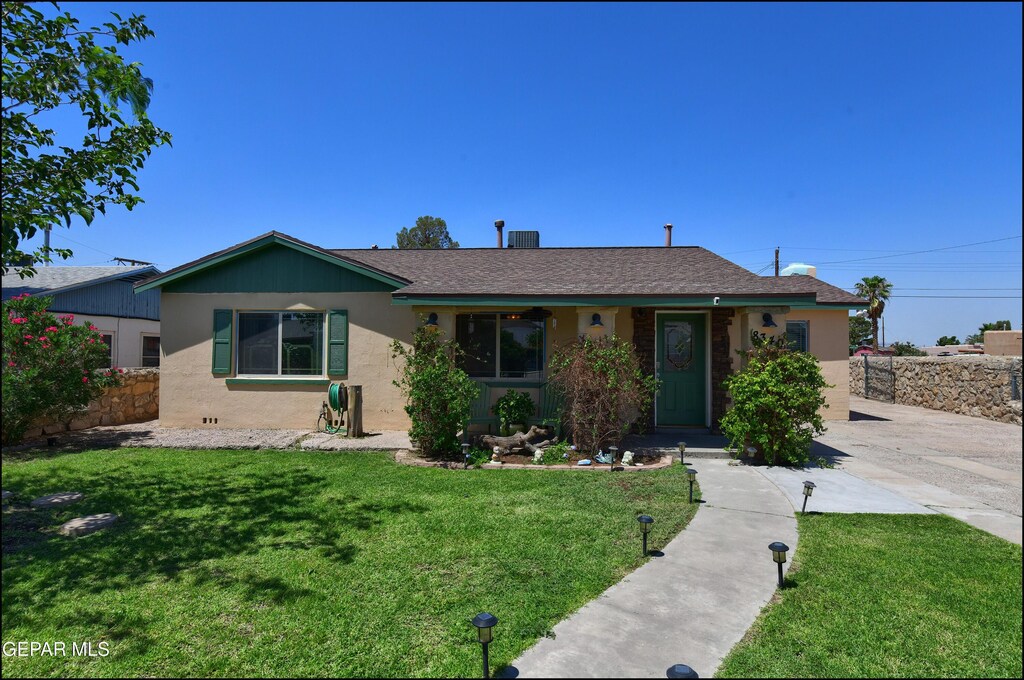 8340 Courtland Dr, El Paso, TX 79907 - ranch-style house featuring a front yard and stucco siding