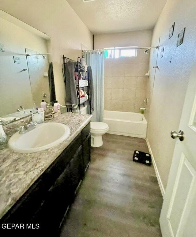813 Nuevo Desierto Dr, Horizon City, TX 79928 - bathroom featuring vanity, shower / tub combo, and a textured ceiling