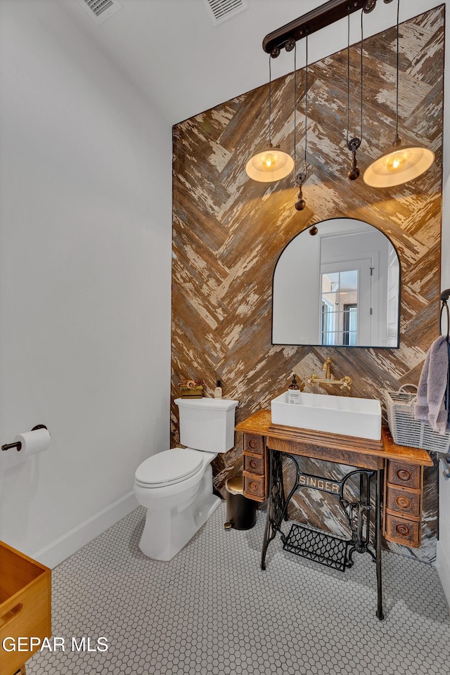1042 Castillo Ct, El Paso, TX 79932 - bathroom featuring a sink and toilet