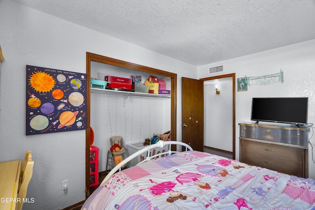 6604 Camino Fuente Dr, El Paso, TX 79912 - bedroom featuring a textured ceiling and a closet