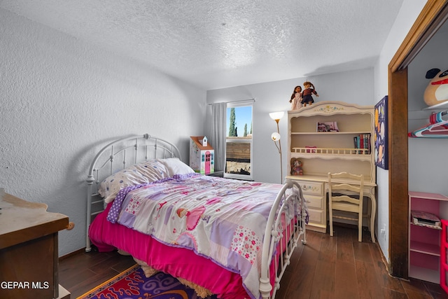 6604 Camino Fuente Dr, El Paso, TX 79912 - bedroom with a textured ceiling, a textured wall, and hardwood / wood-style flooring