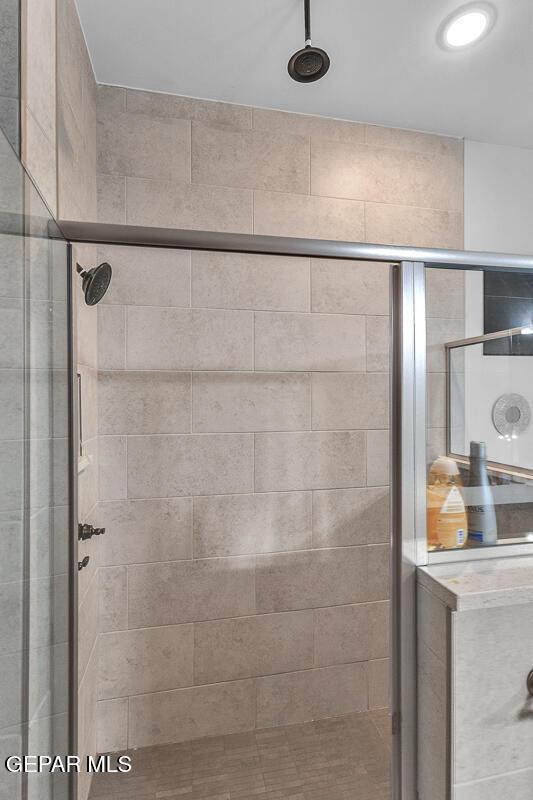 991 Hull St, El Paso, TX 79928 - full bathroom featuring a stall shower
