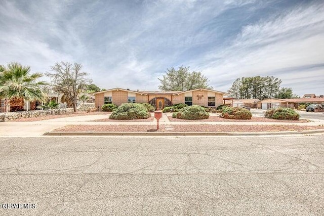 1944 Ratner Cir, El Paso, TX 79936 - single story home featuring driveway