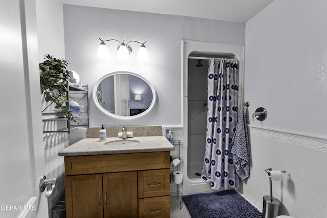 34 Kingery Dr, El Paso, TX 79902 - full bath with a shower with shower curtain, vanity, and a wainscoted wall