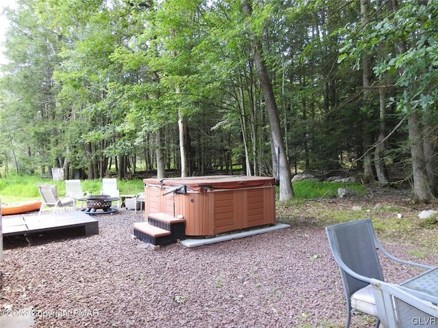 view of yard with a hot tub