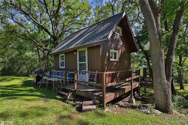 view of front of home featuring a deck and a front yard