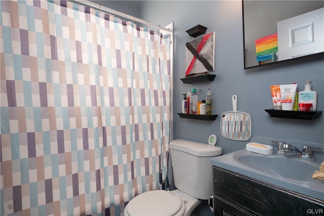 bathroom with a shower with shower curtain, vanity, and toilet