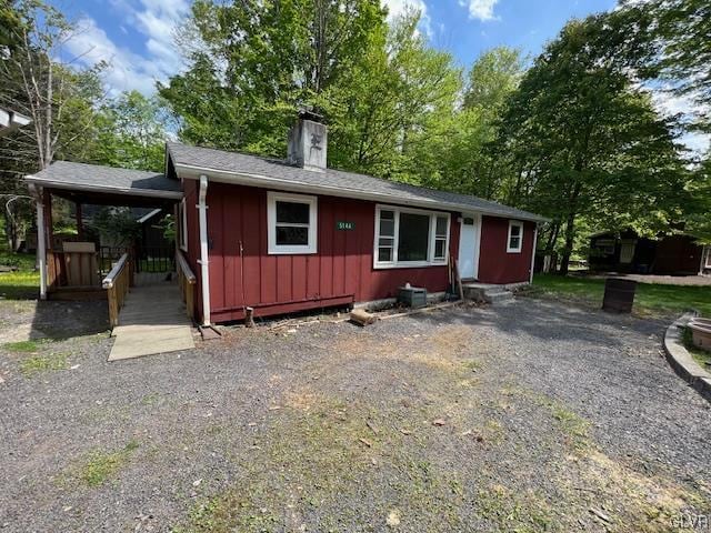 single story home with a carport