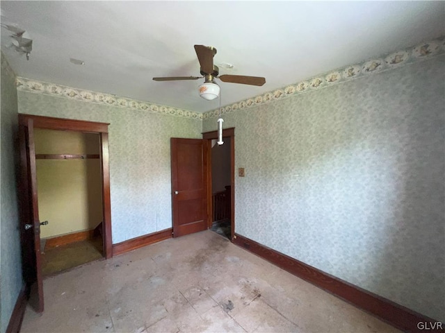 unfurnished bedroom featuring ceiling fan and a closet